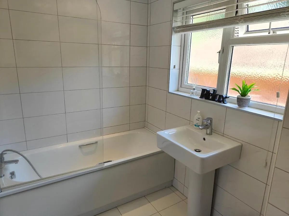 Piping Green 5 Bedroom House Winchester United Kingdom