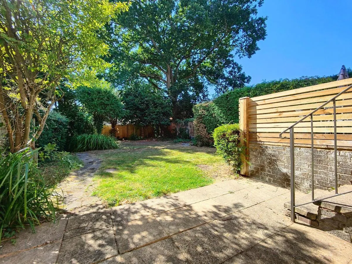 Piping Green 5 Bedroom House Winchester